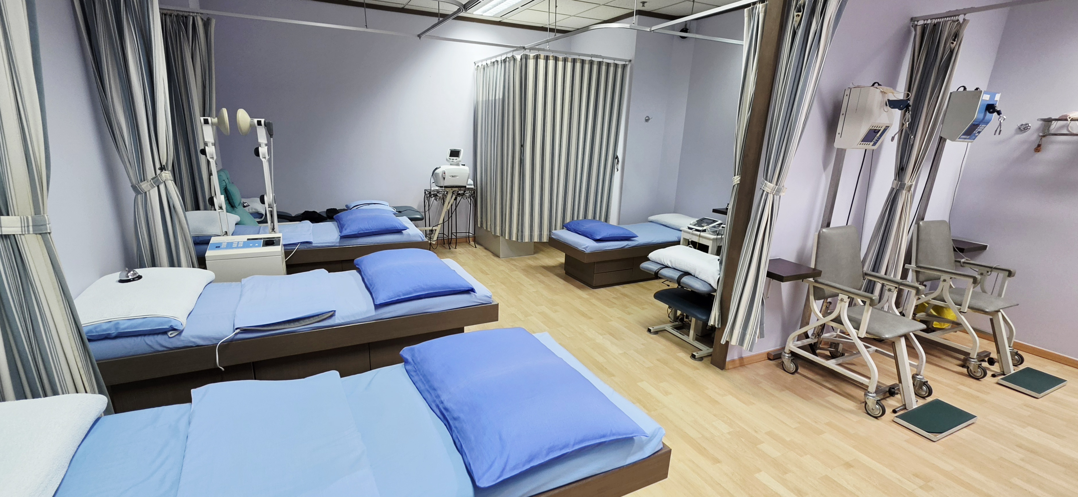 Therapy bay with traction equipment